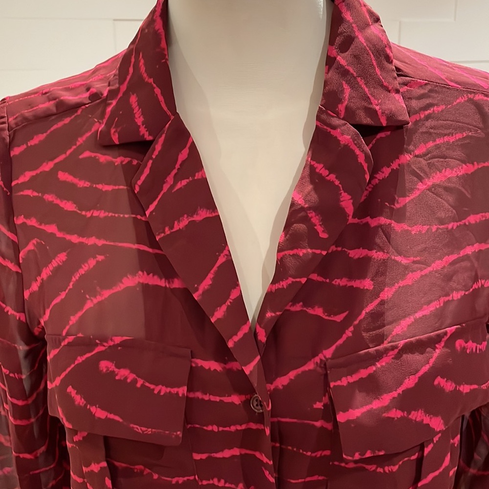 (2/$10) Medium Twik exclusive simons crop blouse - Picture 2 of 9